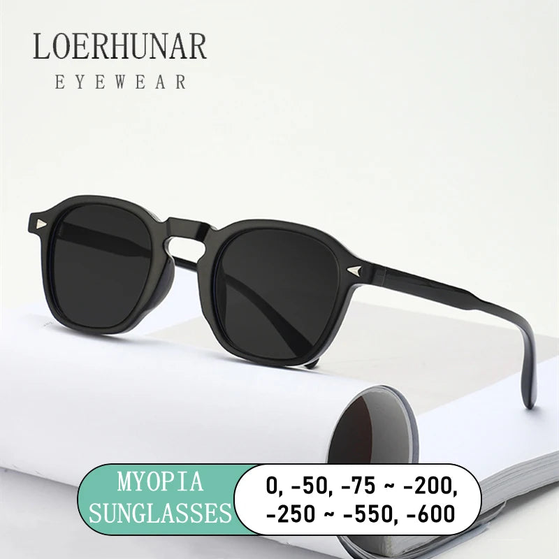 Alex | Unisex Square Sunglasses with Tinted Lenses and Classic Frame
